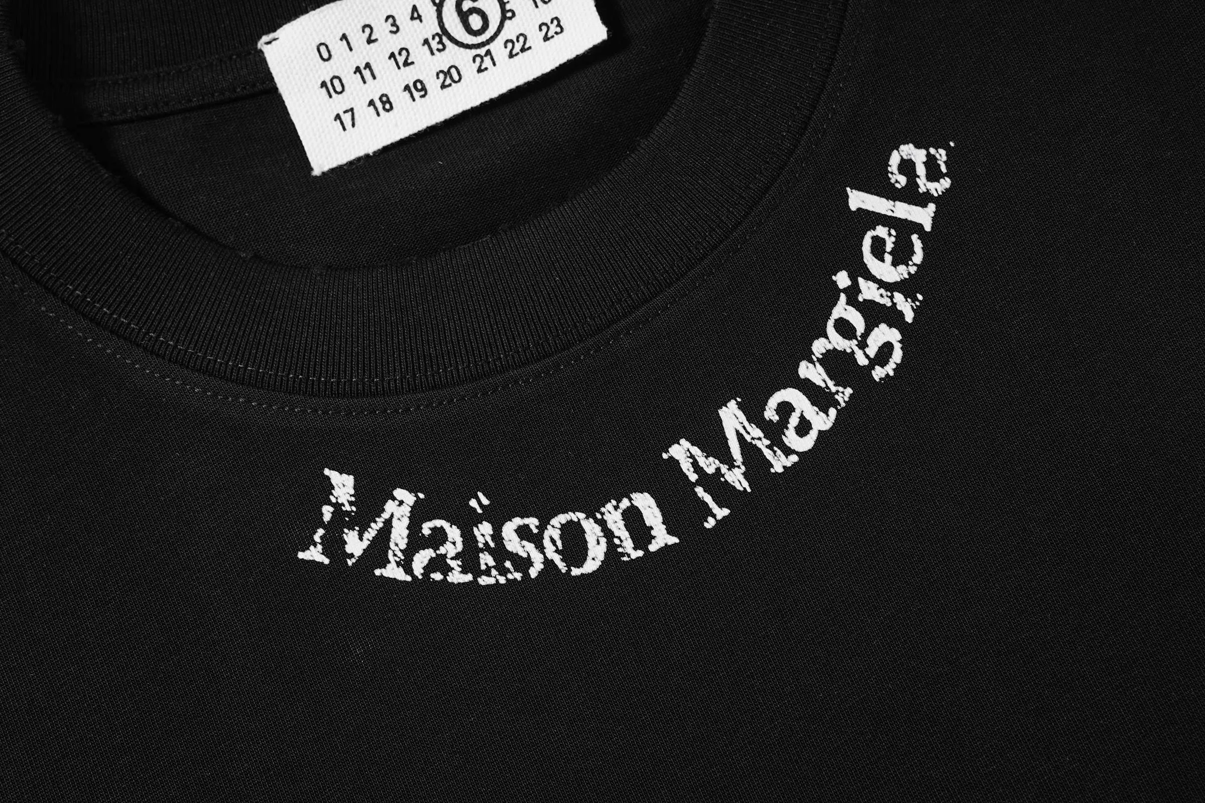 Quality Maison Margiela 6 。 + 6 ， ， ， 。300g ， ，Breathable ， ， 。 ， ， 、 。Black White Classic Versatile， ， 、 ， 、 、 、 。 Same Style ， ， ， ， 。